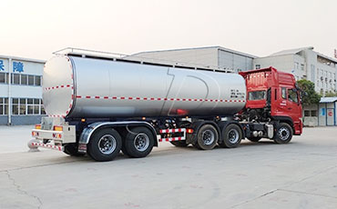 我公司牛奶運輸車獲國內(nèi)液態(tài)食品運輸標桿產(chǎn)品
